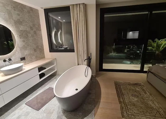 Luxury ***** *